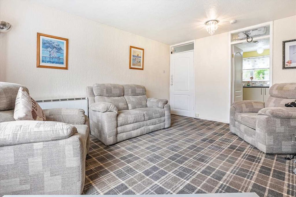 Property photo 3 of 14 Lounge (2)