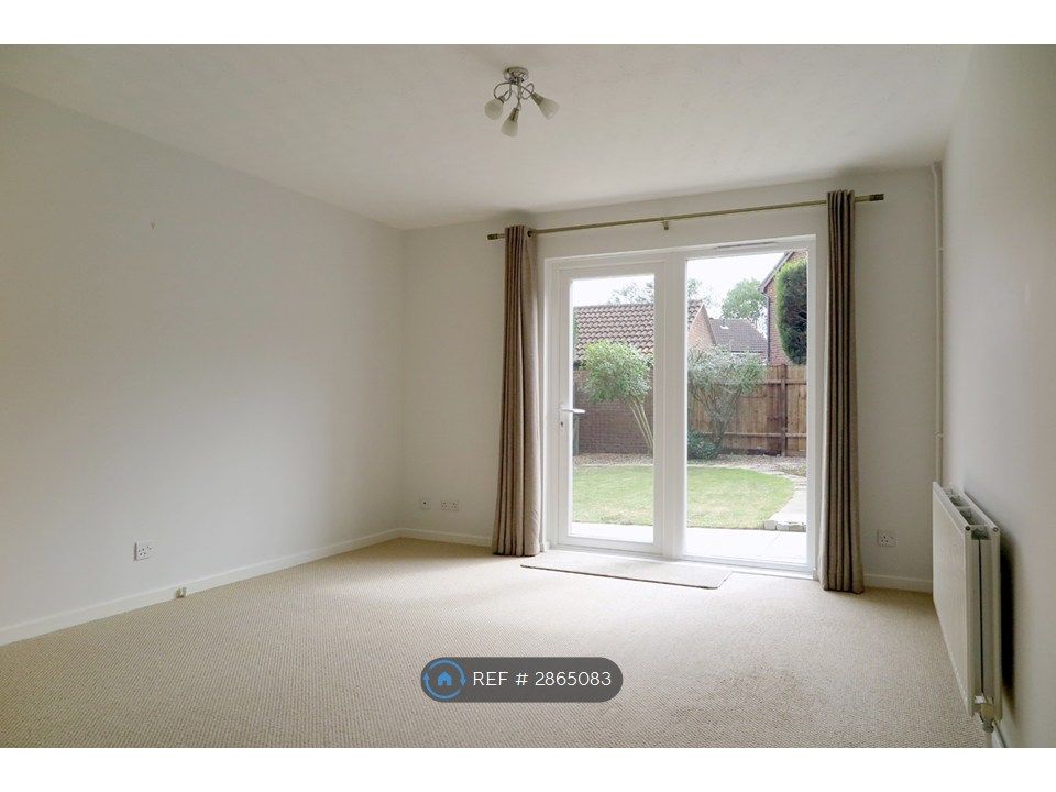 Property photo 3 of 10 Lounge 1