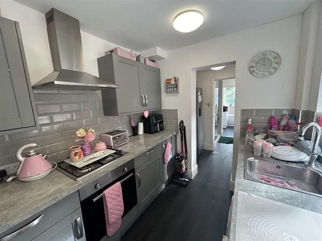 Property photo 3 of 10 Kitchen.Jpg