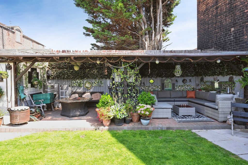Property photo 2 of 25