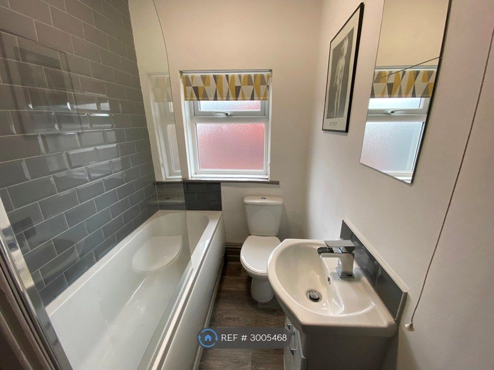 Property photo 3 of 7 Bathroom