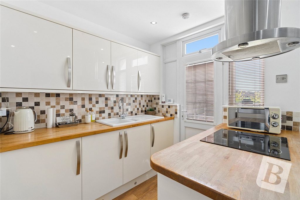 Property photo 3 of 10 Kitchen