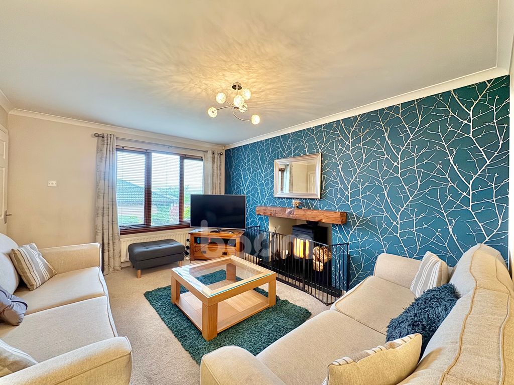 Property photo 2 of 30 Grahams Avenue, Lochwinnoch Lounge Pic