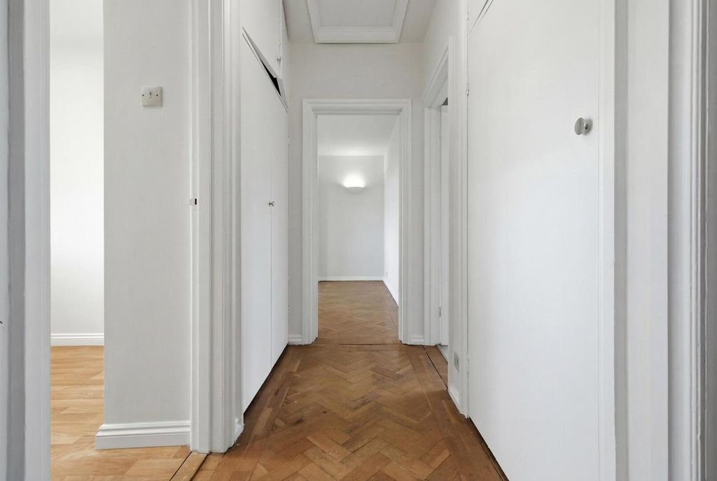 Property photo 3 of 14 Hallway