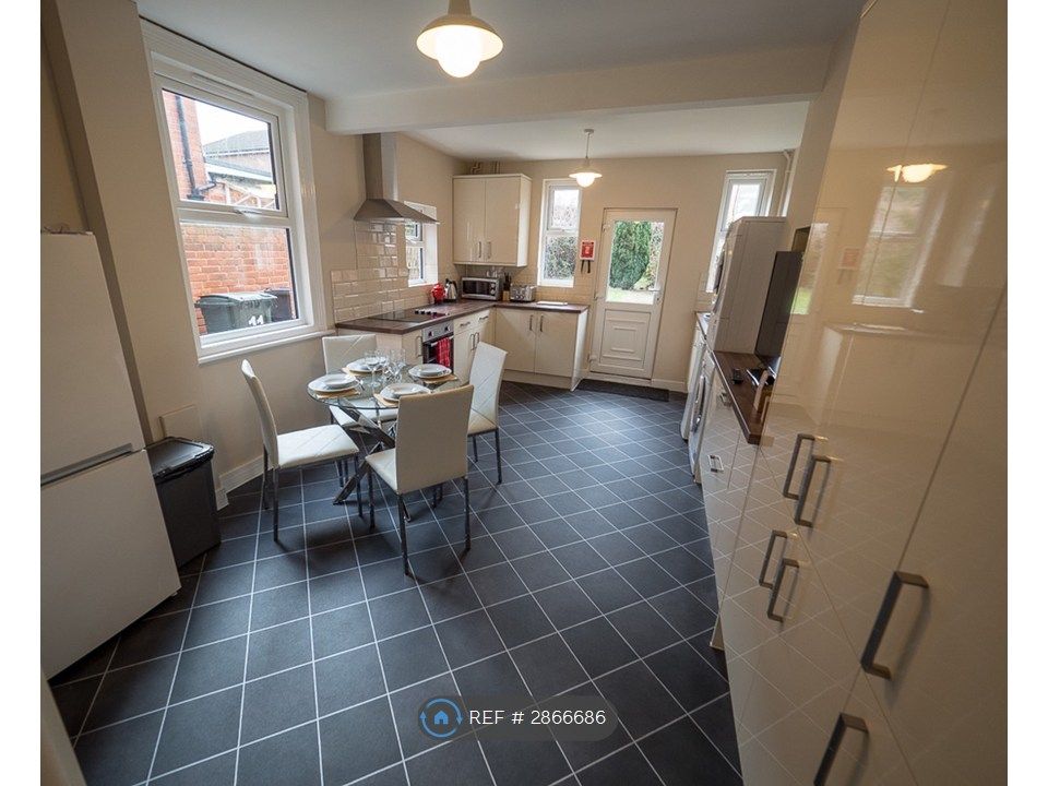 Property photo 2 of 9 Kitchen With Dinning Table
