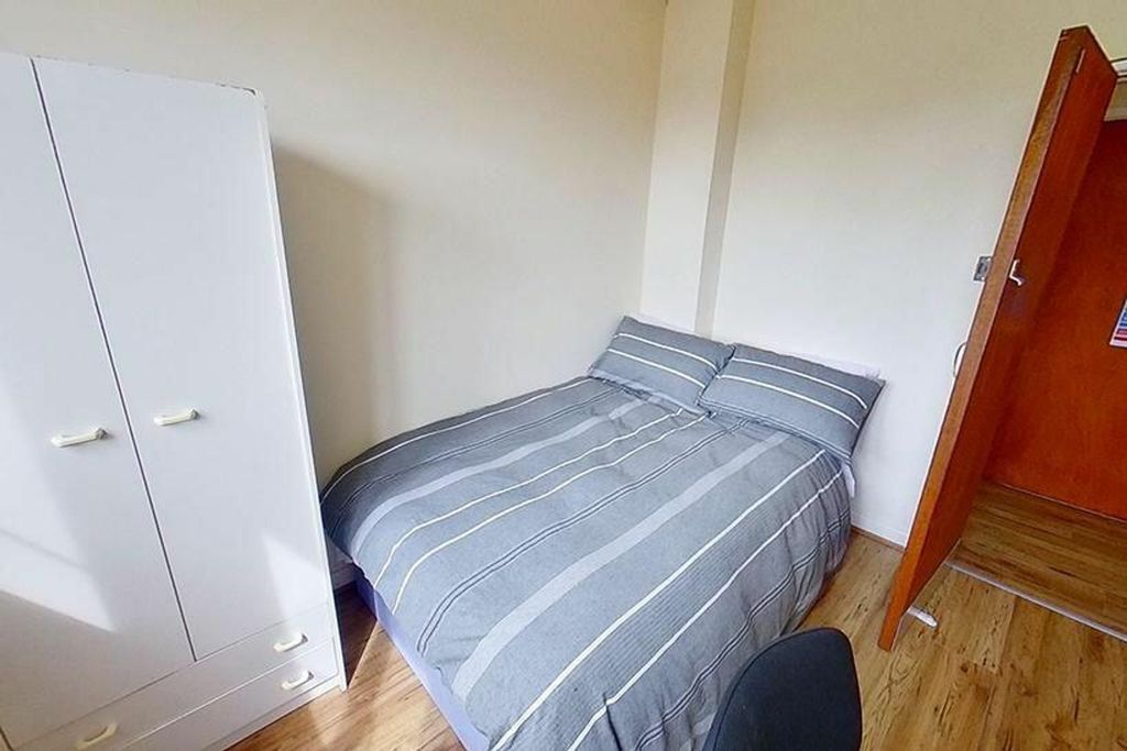 Property photo 3 of 8 This Inviting Double Bedroom Features A Comfortabl...