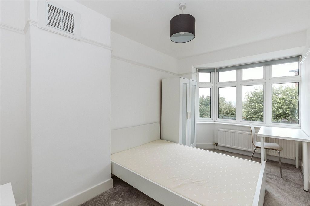 Property photo 3 of 7 A Bright And Clean Double Bedroom Featuring Large ...