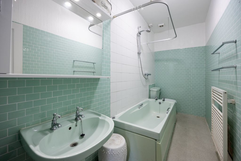 Property photo 2 of 7 Bathroom