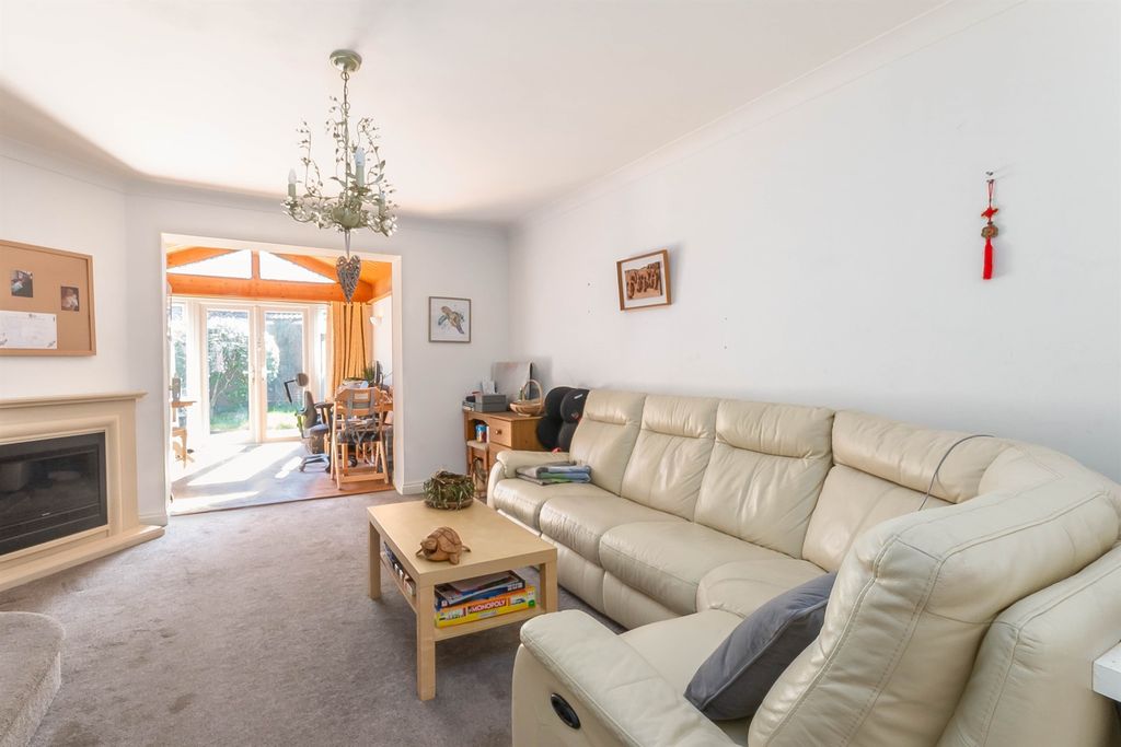 Property photo 3 of 12 Lounge