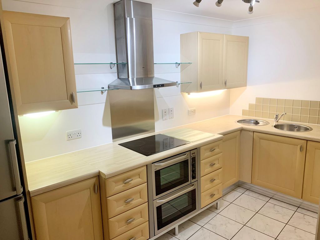 Property photo 3 of 11 Kitchen