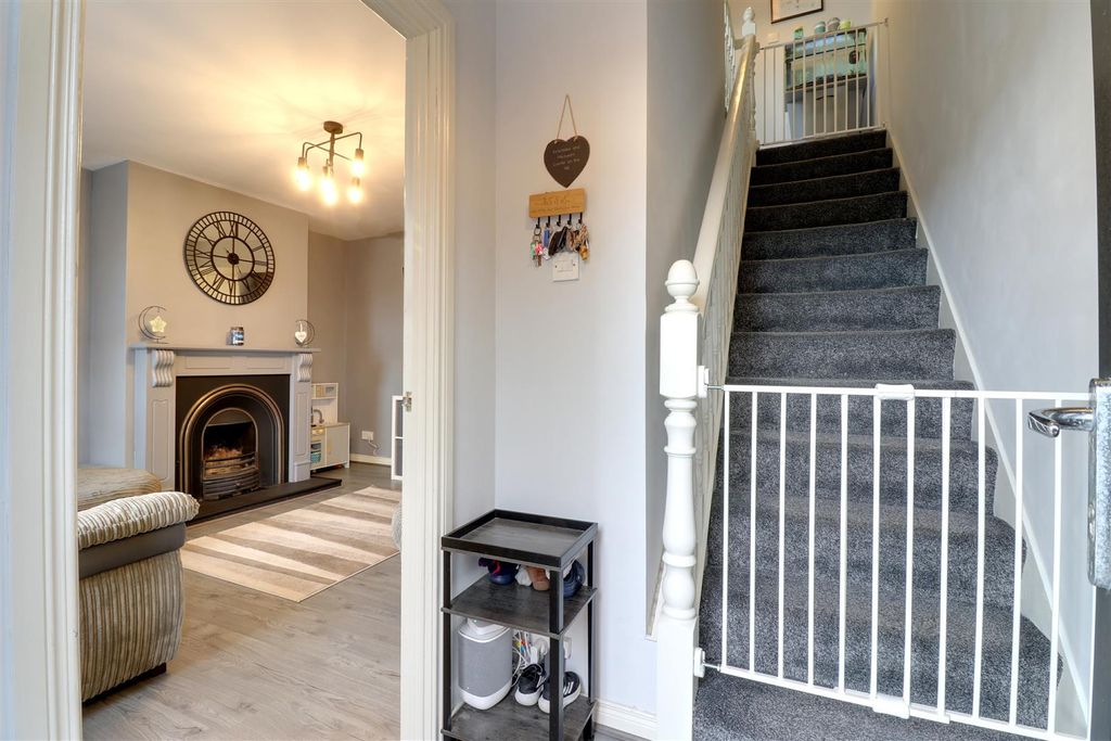 Property photo 2 of 18 Entrance Hall