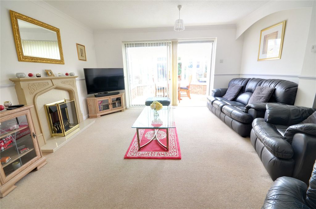 Property photo 2 of 19 Lounge