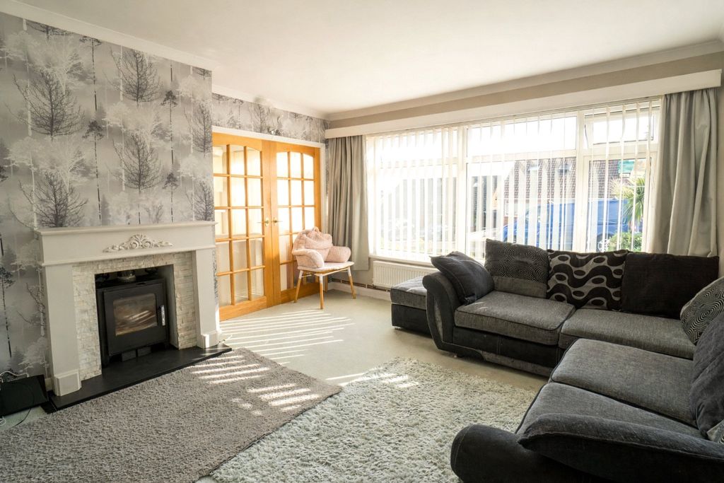 Property photo 3 of 11 Living Room