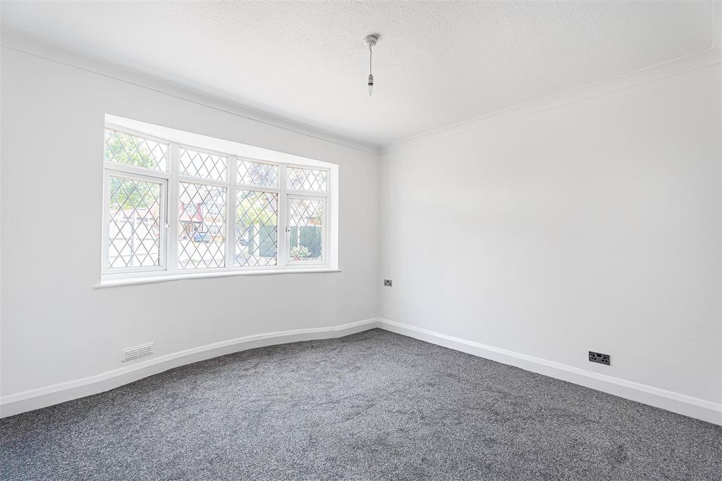 Property photo 3 of 28