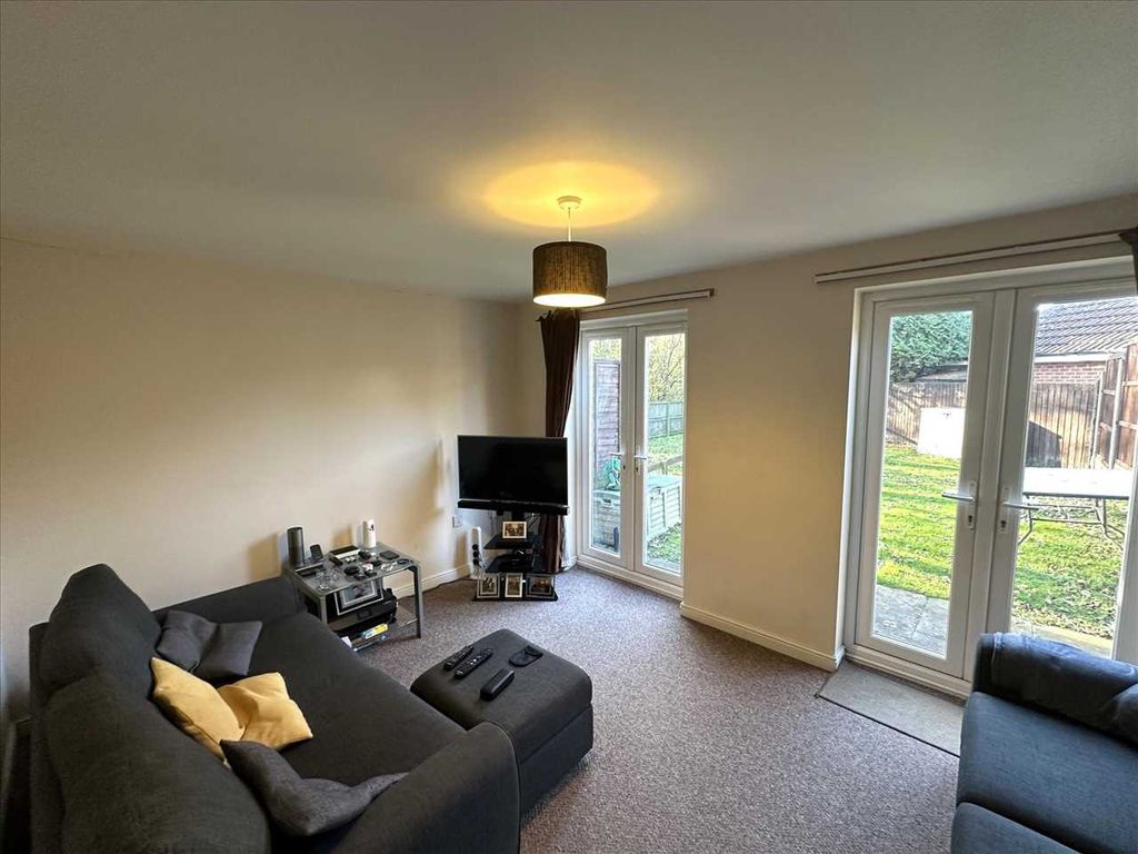 Property photo 3 of 10 Entrance Hall: