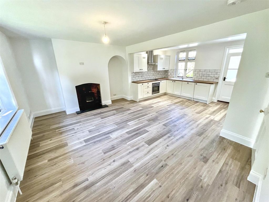 Property photo 3 of 13 Living Room/Kitchen