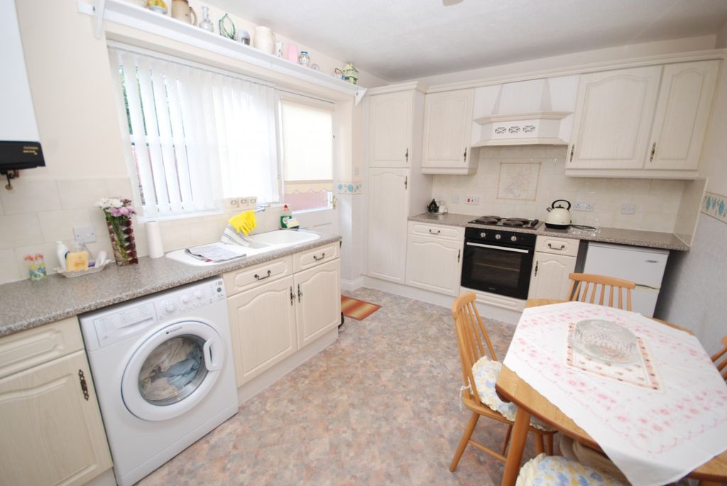 Property photo 3 of 10 Kitchen