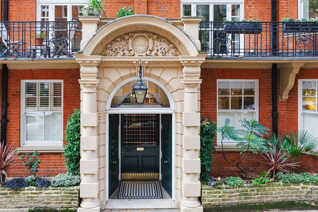 Property photo 2 of 14 Entrance