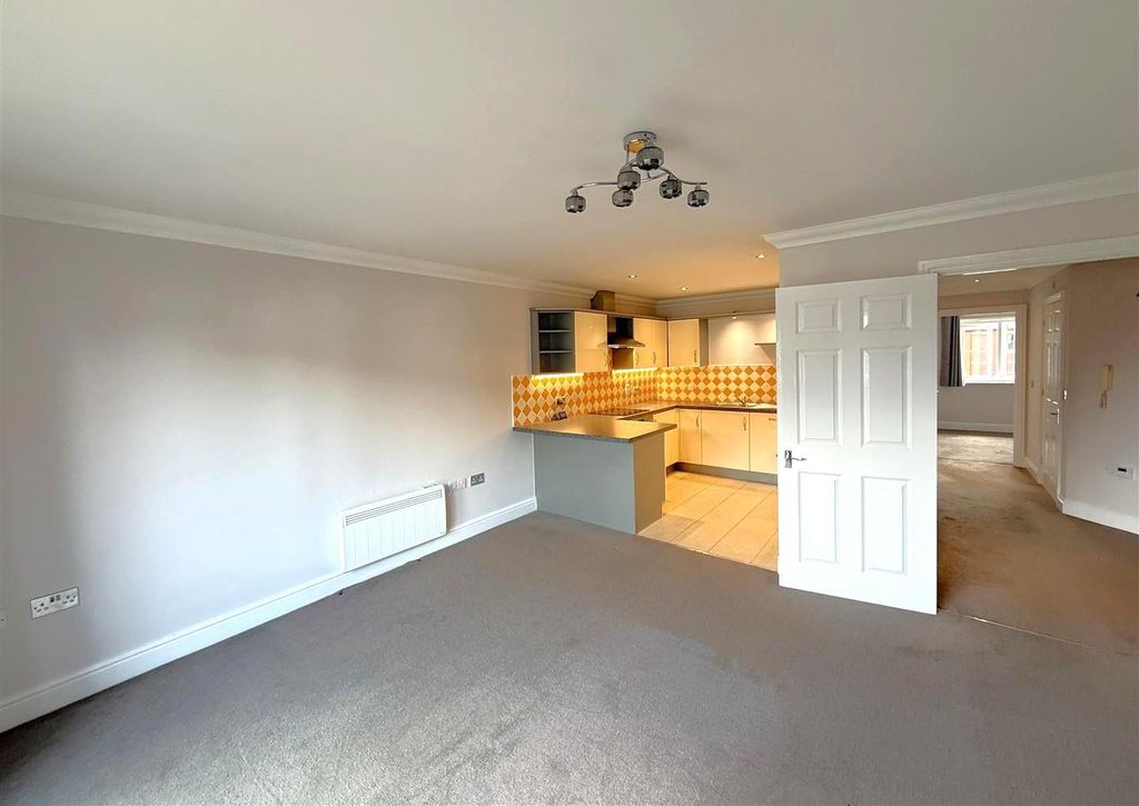 Property photo 2 of 7 Living / Kitchen