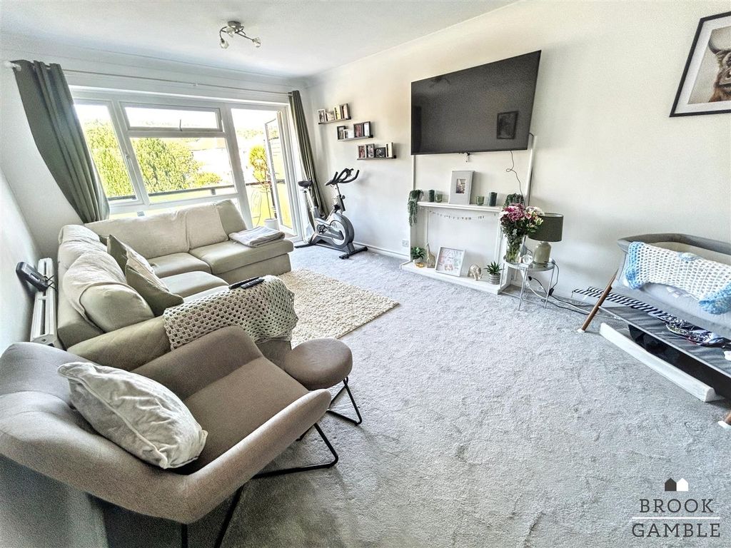 Property photo 2 of 8 01323 438506