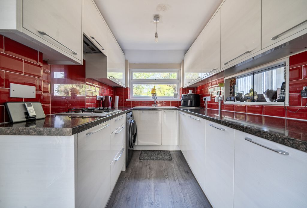 Property photo 3 of 19 Kitchen