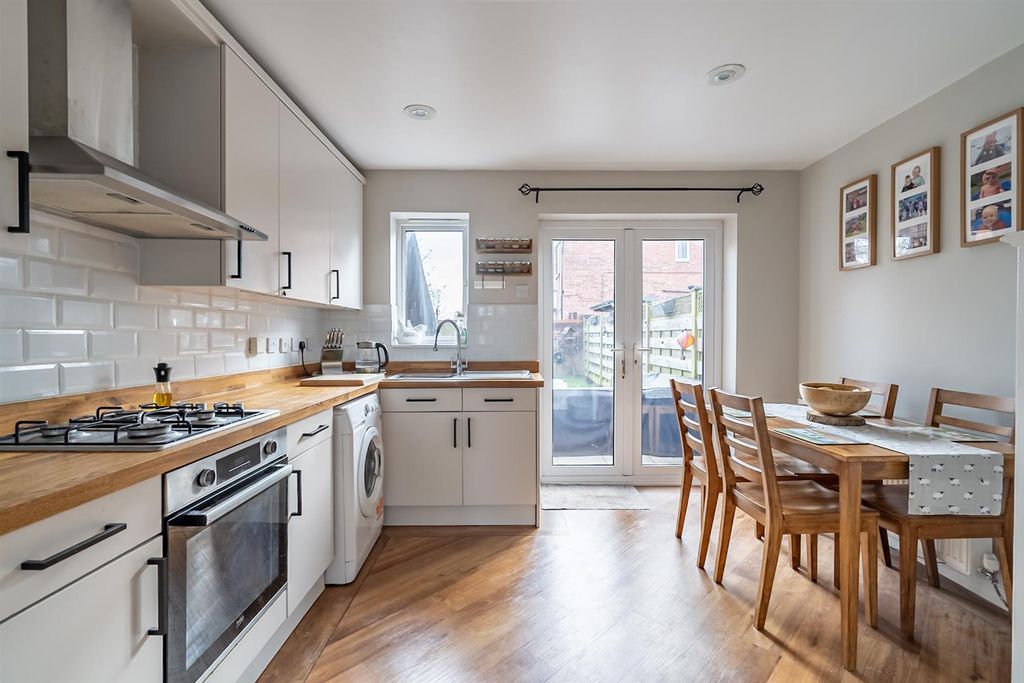 Property photo 2 of 11 Kitchen