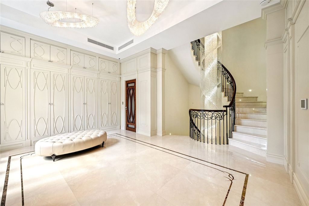 Property photo 3 of 26 Entrance Hall