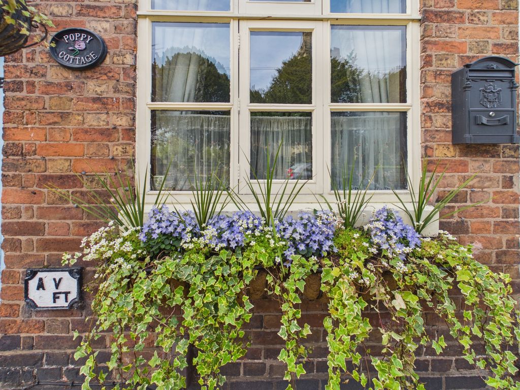 Property photo 2 of 35 Window Box