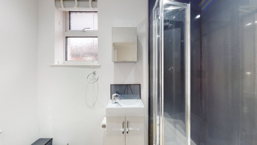 Property photo 3 of 10 Bathroom