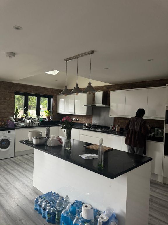 Property photo 1 of 15 Double Bedroom Close To Chigwel Station- Â£880 Pcm