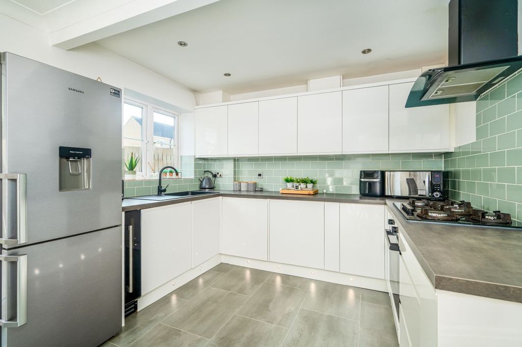 Property photo 2 of 27