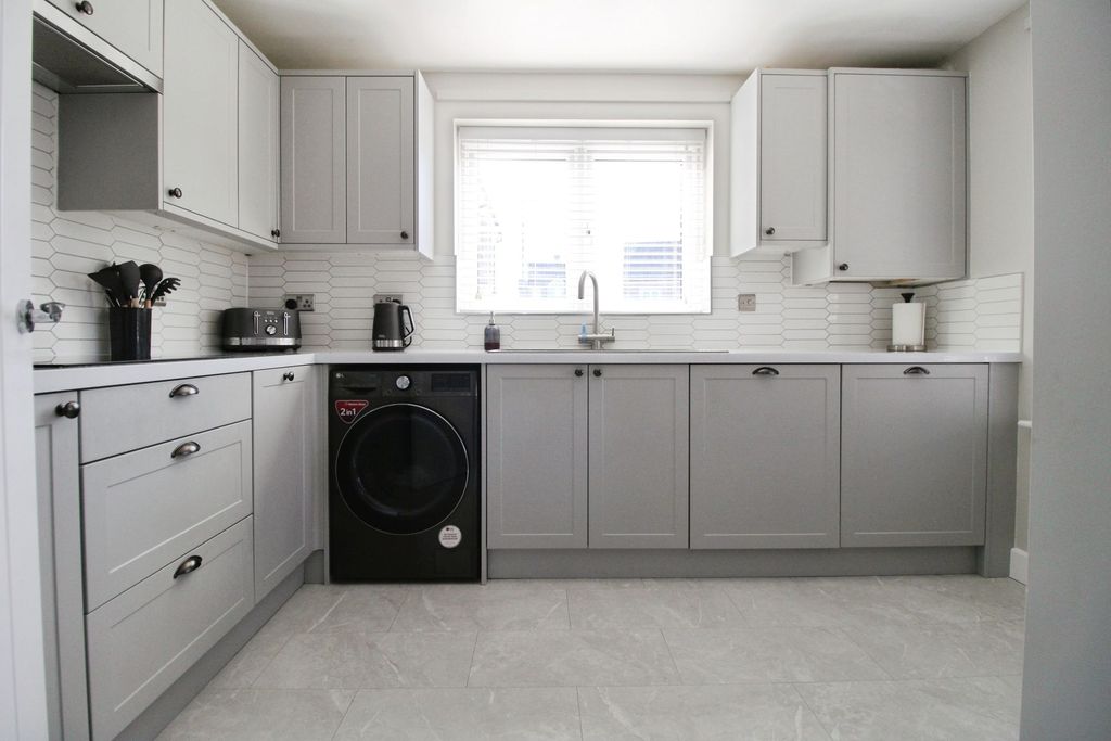 Property photo 3 of 9 Kitchen