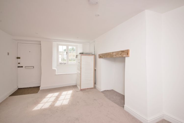Property photo 2 of 11 Sitting Room (2)