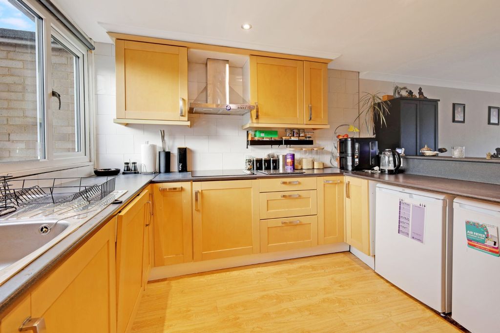 3 bed semi-detached house for saleCurling Tye, Basildon SS14 photo 4