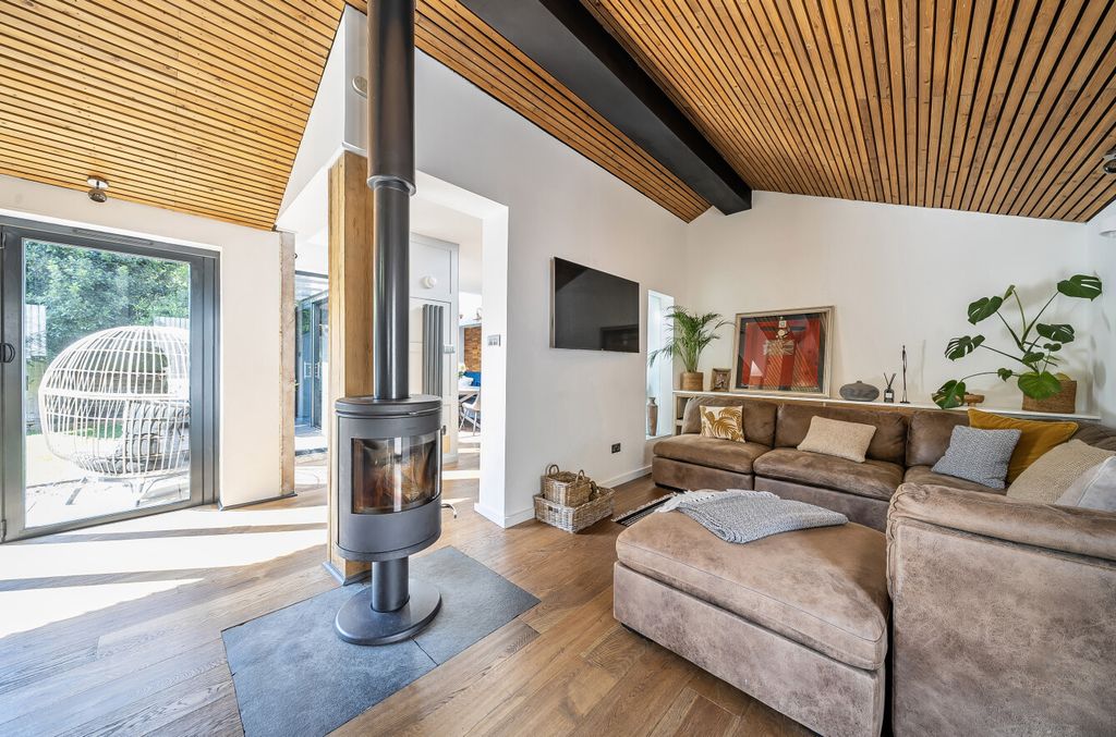 Property photo 3 of 18 1299007-13-683Df6...