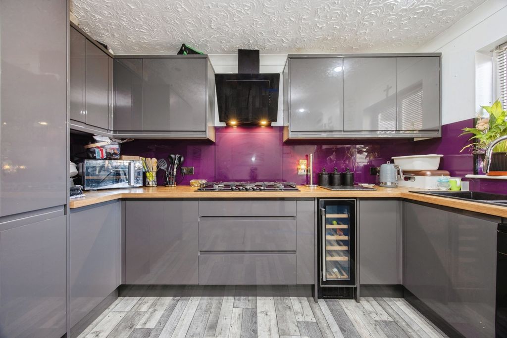 Property photo 2 of 12 Kitchen