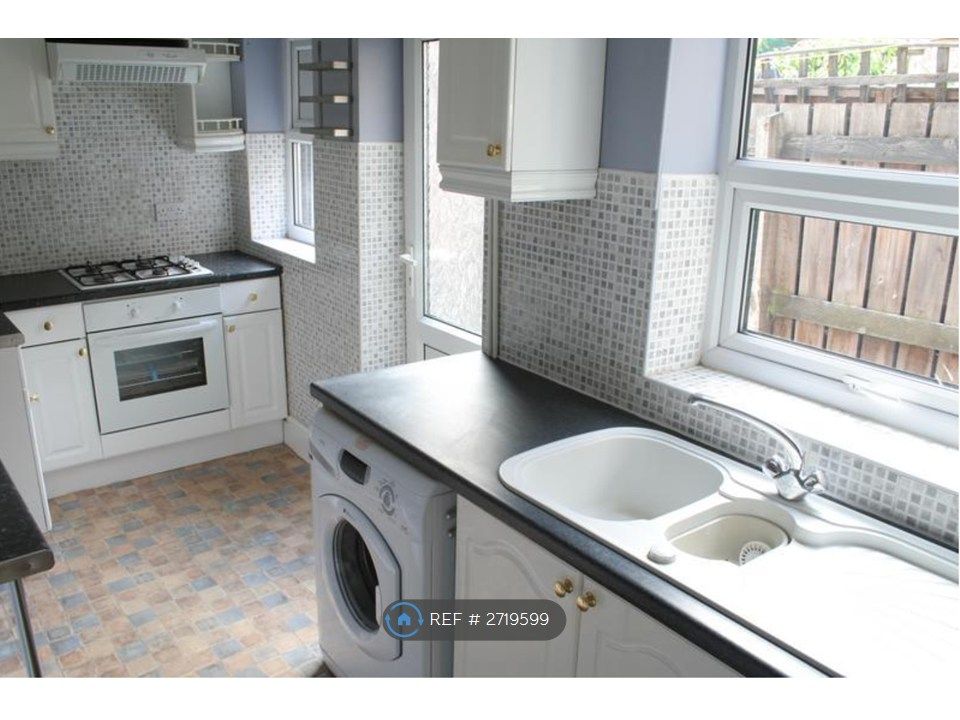 Property photo 3 of 5 Kitchen