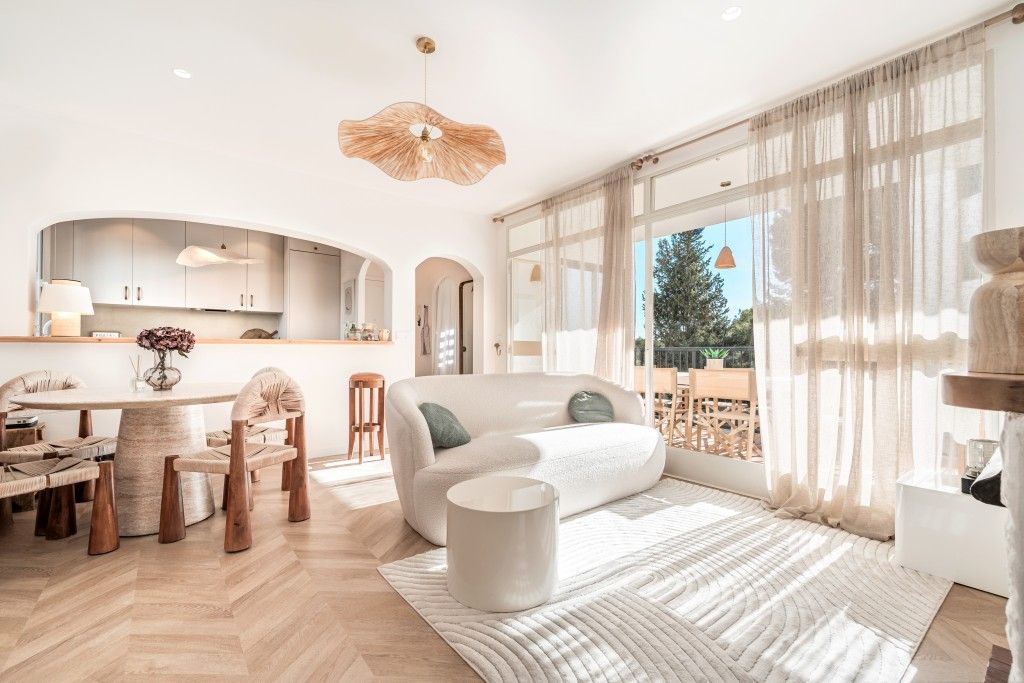 Property photo 2 of 14 Living (1)