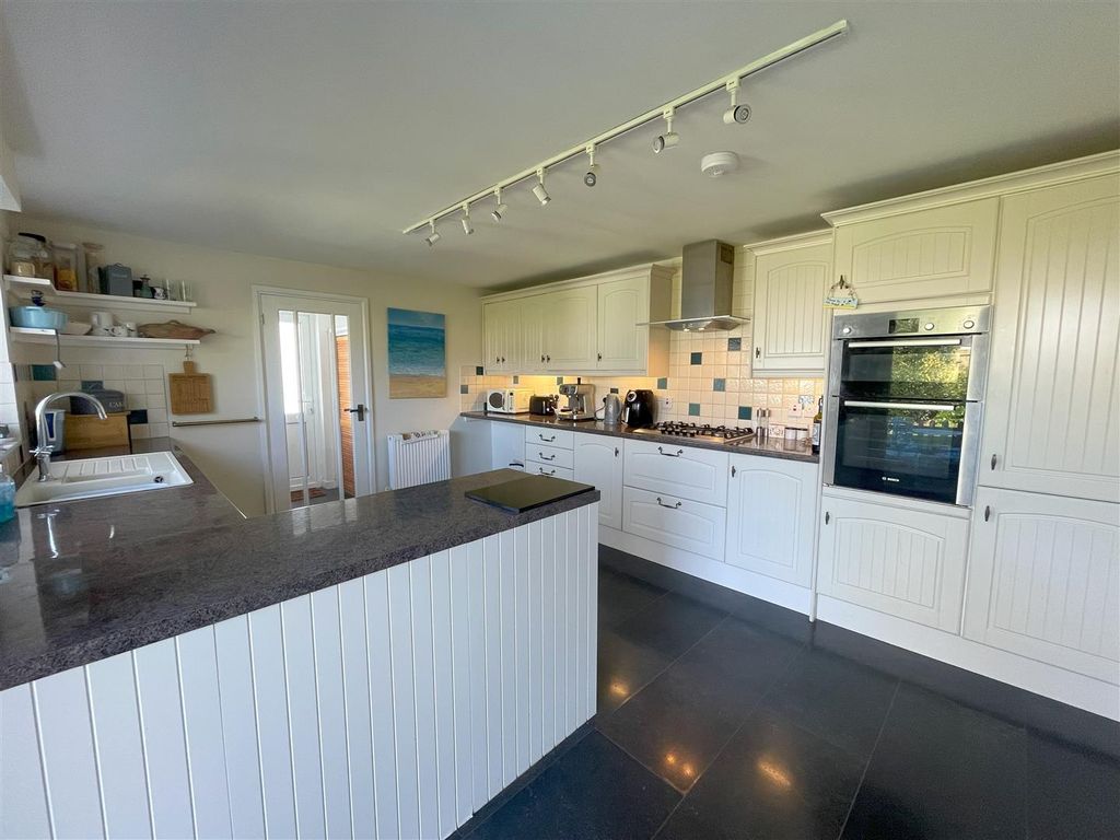 Property photo 3 of 29 Kitchen 4.Jpg