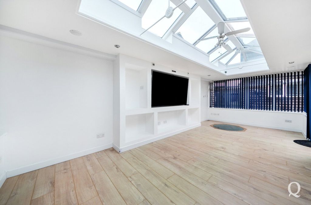 Property photo 2 of 37 Picture No. 11