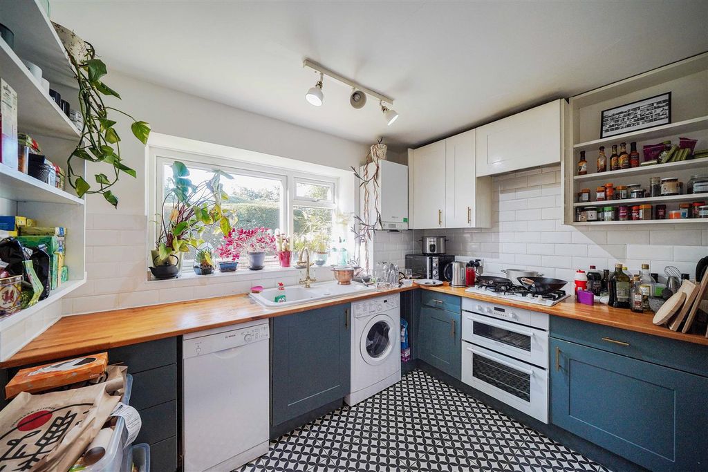 Property photo 2 of 11 Kitchen