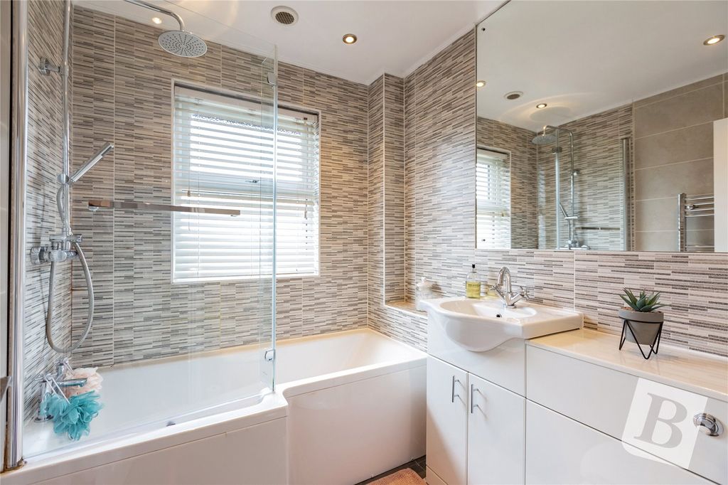 Property photo 3 of 18 Bathroom