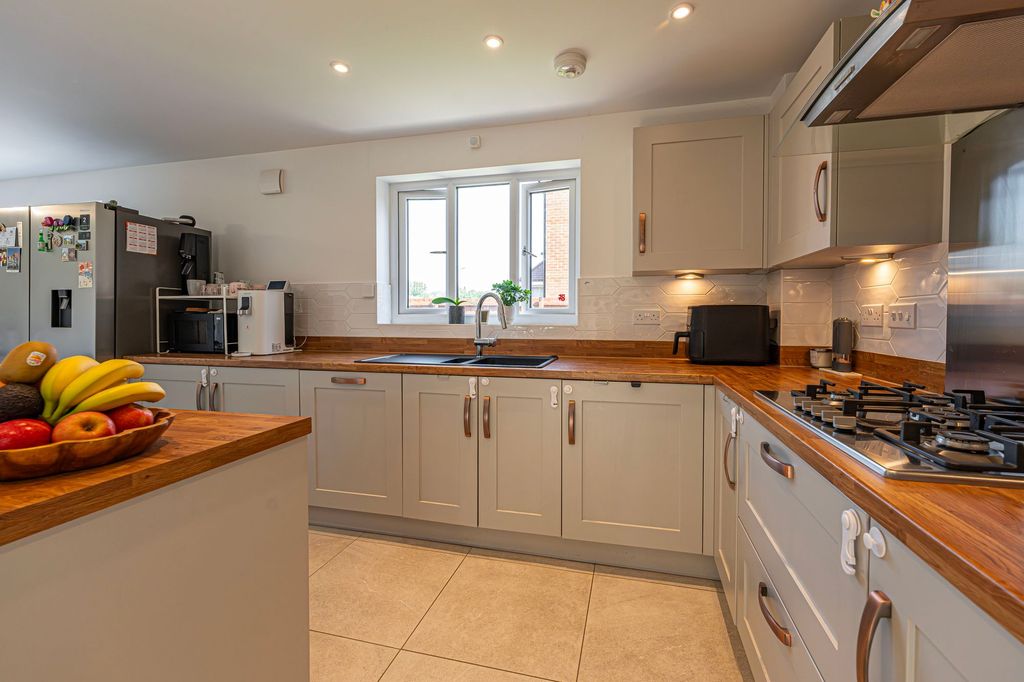 Property photo 2 of 43