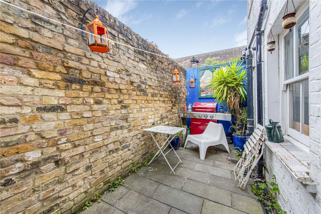 Property photo 2 of 9 Picture No. 18