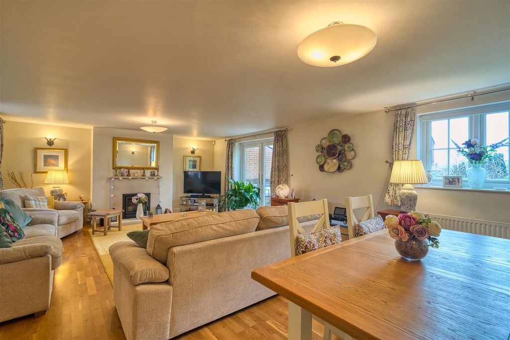 Property photo 3 of 10 Sitting Room