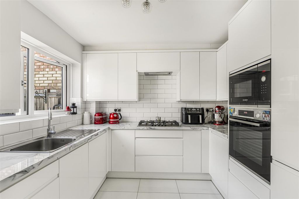 Property photo 3 of 17 Kitchen