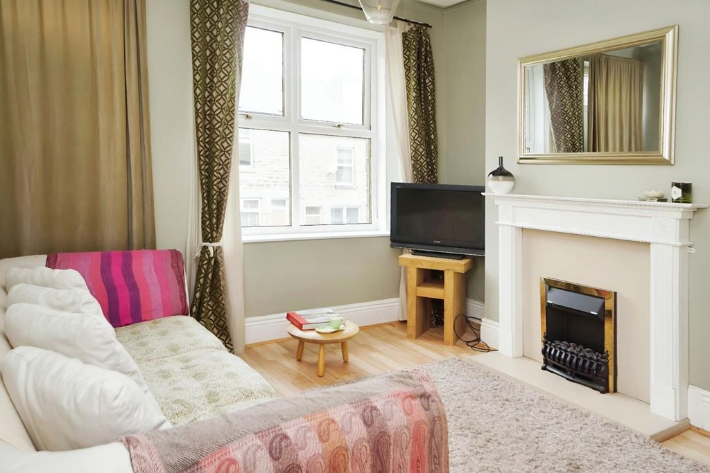 Property photo 1 of 10 Living Room