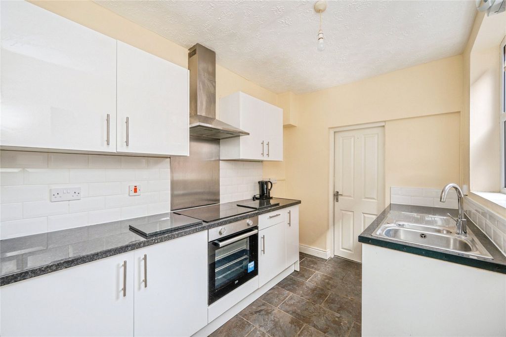 Property photo 2 of 21 Picture No. 11
