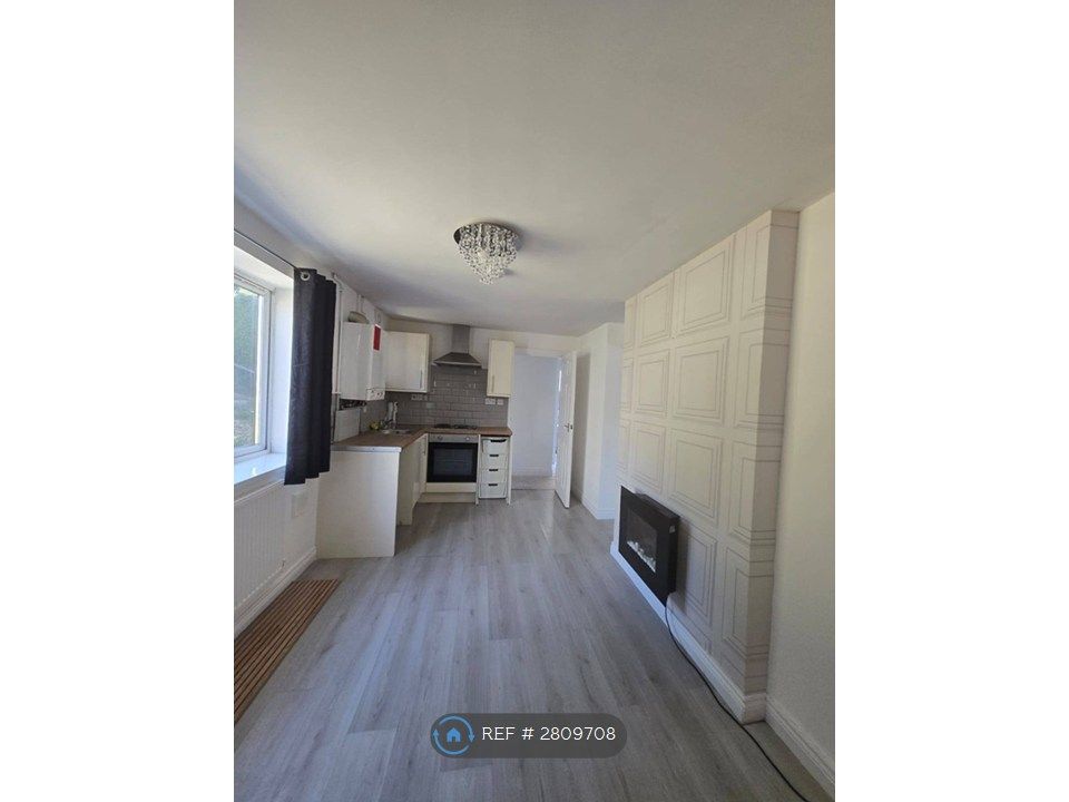 Property photo 1 of 9 Living/Kitchen Room