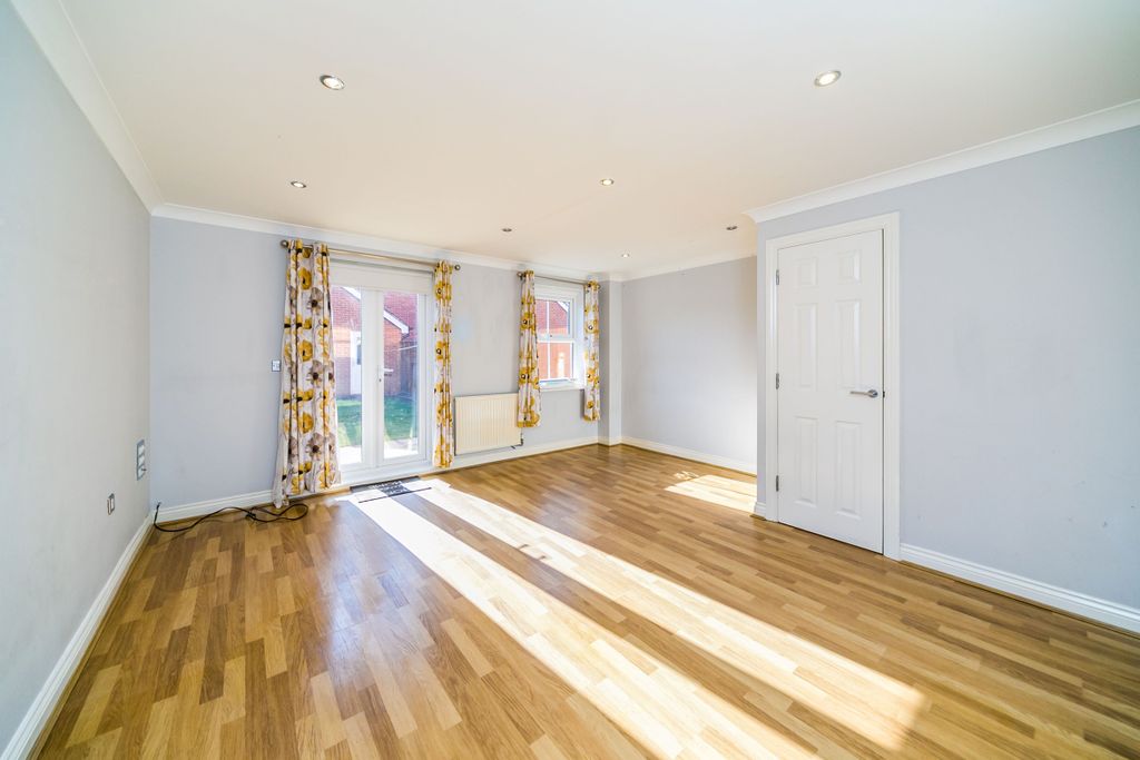 Property photo 3 of 8 E438A571-1658-4B91-9